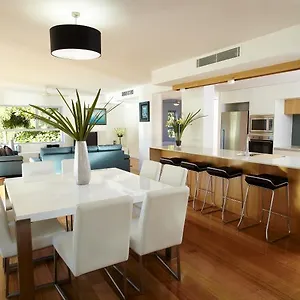 maggies-beachfront-apartments.queenslandhotels.net/